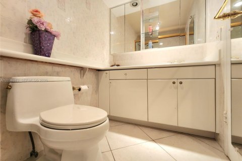 Condo in Hollywood, Florida, 2 bedrooms № 2087912 - photo 23