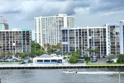 Condo in Hollywood, Florida, 2 bedrooms № 2087912 - photo 18