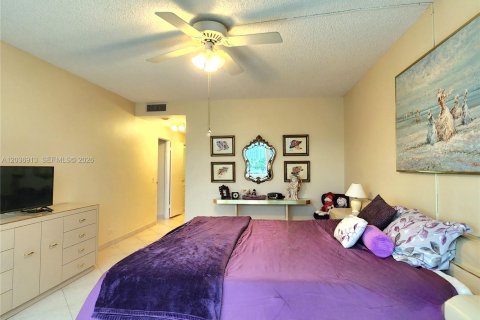 Condo in Hollywood, Florida, 2 bedrooms № 2087912 - photo 20