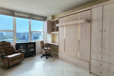 Condo in Hollywood, Florida, 2 bedrooms № 2087912 - photo 25