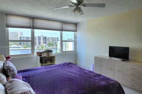 Condo in Hollywood, Florida, 2 bedrooms № 2087912 - photo 19