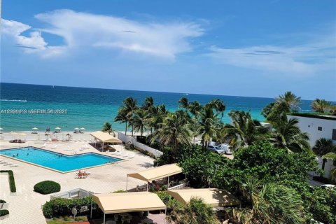 Condo in Hollywood, Florida, 2 bedrooms № 2087912 - photo 29
