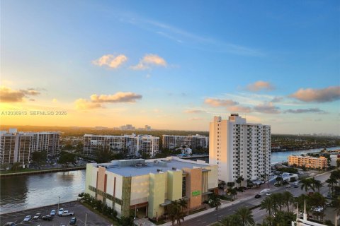 Condo in Hollywood, Florida, 2 bedrooms № 2087912 - photo 2