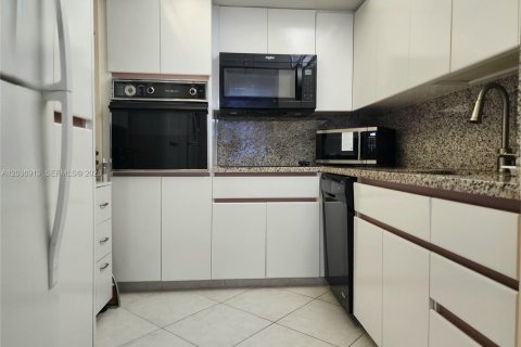 Condo in Hollywood, Florida, 2 bedrooms № 2087912 - photo 13