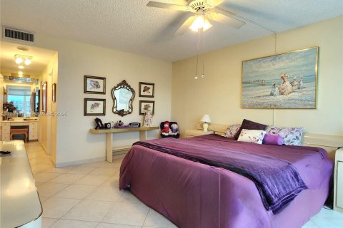 Condo in Hollywood, Florida, 2 bedrooms № 2087912 - photo 21