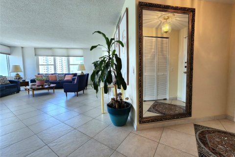 Condo in Hollywood, Florida, 2 bedrooms № 2087912 - photo 15