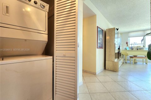 Condo in Hollywood, Florida, 2 bedrooms № 2087912 - photo 16