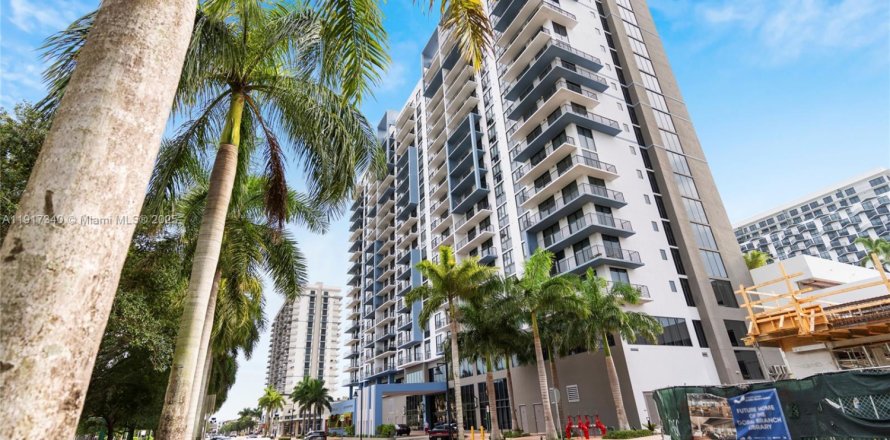 Condo in Doral, Florida, 2 bedrooms  № 1973529