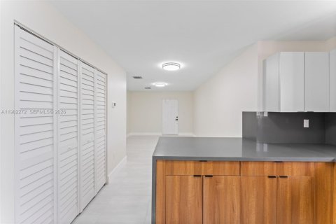 Immobilier commercial à vendre à Miami, Floride № 2048268 - photo 7