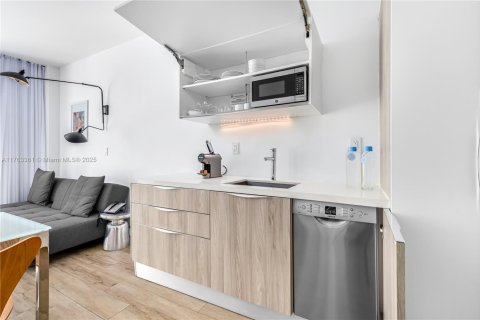 Condo in Miami Beach, Florida, 1 bedroom  № 1978088 - photo 15