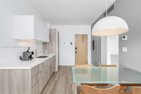 Condo in Miami Beach, Florida, 1 bedroom  № 1978088 - photo 13