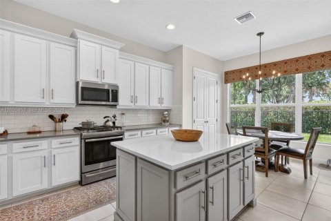 House in Port St. Lucie, Florida 2 bedrooms, 239.69 sq.m. № 2186296 - photo 20