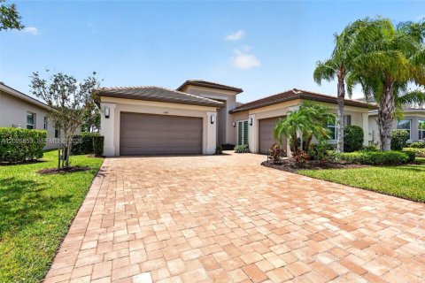 House in Port St. Lucie, Florida 2 bedrooms, 239.69 sq.m. № 2186296 - photo 2