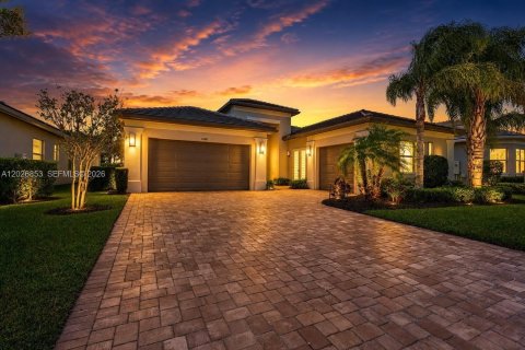 House in Port St. Lucie, Florida 2 bedrooms, 239.69 sq.m. № 2186296
