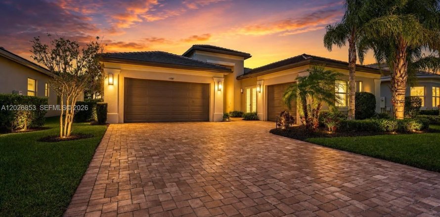 House in Port St. Lucie, Florida 2 bedrooms, 239.69 sq.m. № 2186296