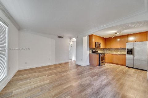 Снять в аренду кондоминиум в Майами, Флорида 2 спальни, 61.69м2, № 1975157 - фото 1