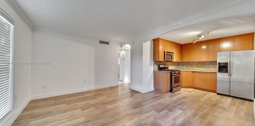 Кондоминиум с 2 спальнями в Майами, Флорида № 1975157