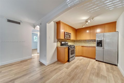 Снять в аренду кондоминиум в Майами, Флорида 2 спальни, 61.69м2, № 1975157 - фото 2