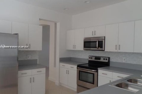 Villa ou maison à louer à Margate, Floride: 4 chambres, 240.9 m2 № 1983365 - photo 2