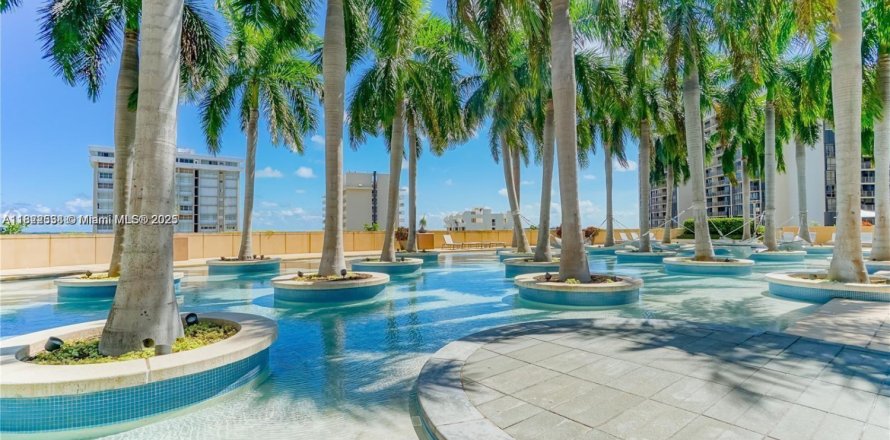 Condominio en Miami, Florida, 2 dormitorios  № 1785846