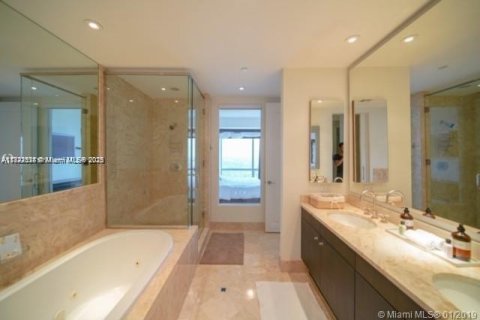 Condominio en venta en Miami, Florida, 2 dormitorios, 198.72 m2 № 1785846 - foto 12