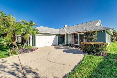 House in Winter Haven, Florida 2 bedrooms, 157.1 sq.m. № 1574727 - photo 1