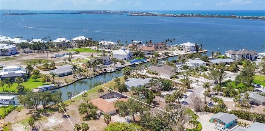 House in Placida, Florida 4 bedrooms, 168.8 sq.m. № 1746560