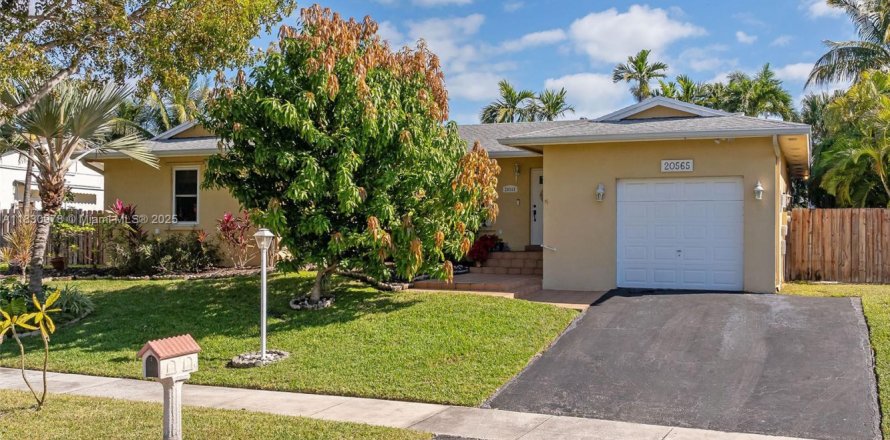 House in Cutler Bay, Florida 3 bedrooms, 187.38 sq.m. № 1807154