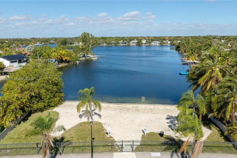 House in Cutler Bay, Florida 3 bedrooms, 187.38 sq.m. № 1807154 - photo 27