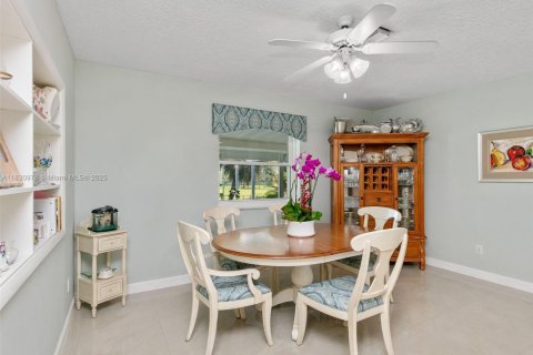 House in Cutler Bay, Florida 3 bedrooms, 187.38 sq.m. № 1807154 - photo 12