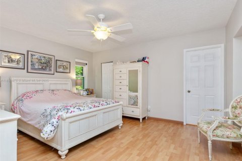House in Cutler Bay, Florida 3 bedrooms, 187.38 sq.m. № 1807154 - photo 13