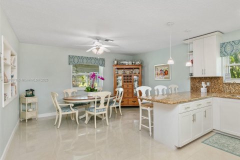 House in Cutler Bay, Florida 3 bedrooms, 187.38 sq.m. № 1807154 - photo 11