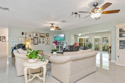 House in Cutler Bay, Florida 3 bedrooms, 187.38 sq.m. № 1807154 - photo 6