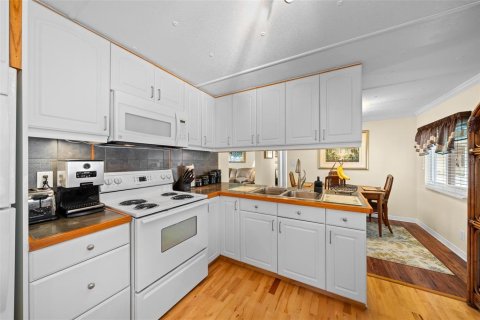 House in Weeki Wachee, Florida 4 bedrooms, 124.86 sq.m. № 1571706 - photo 22
