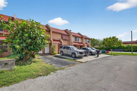 Townhouse in Miami Gardens, Florida 3 bedrooms, 109.44 sq.m. № 1827422 - photo 2