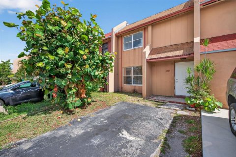 Townhouse in Miami Gardens, Florida 3 bedrooms, 109.44 sq.m. № 1827422 - photo 1