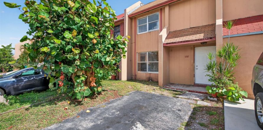 Townhouse in Miami Gardens, Florida 3 bedrooms, 109.44 sq.m. № 1827422