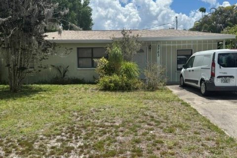 House in Sarasota, Florida 3 bedrooms, 153.66 sq.m. № 2113239 - photo 2