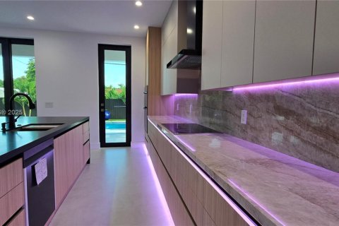 Casa en venta en Miami, Florida, 4 dormitorios, 423.63 m2 № 1872439 - foto 9