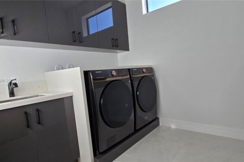 Casa en venta en Miami, Florida, 4 dormitorios, 423.63 m2 № 1872439 - foto 25