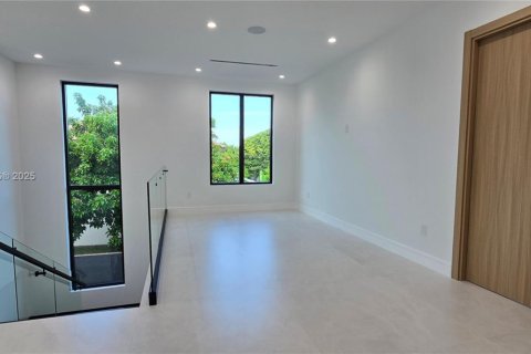 Casa en venta en Miami, Florida, 4 dormitorios, 423.63 m2 № 1872439 - foto 14