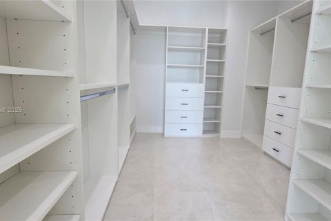 Casa en venta en Miami, Florida, 4 dormitorios, 423.63 m2 № 1872439 - foto 22