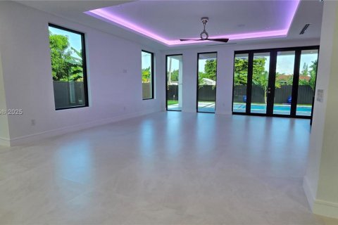 Casa en venta en Miami, Florida, 4 dormitorios, 423.63 m2 № 1872439 - foto 10