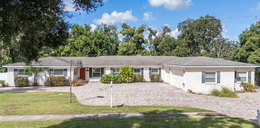 House in Brandon, Florida 4 bedrooms, 309.18 sq.m. № 2125073