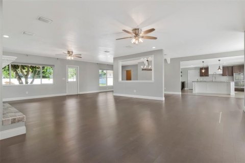 House in Brandon, Florida 4 bedrooms, 309.18 sq.m. № 2125073 - photo 15