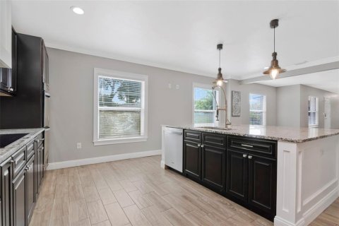 House in Brandon, Florida 4 bedrooms, 309.18 sq.m. № 2125073 - photo 24