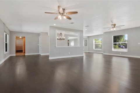 House in Brandon, Florida 4 bedrooms, 309.18 sq.m. № 2125073 - photo 10