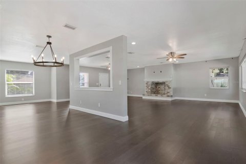 House in Brandon, Florida 4 bedrooms, 309.18 sq.m. № 2125073 - photo 8