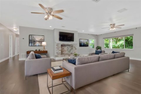 House in Brandon, Florida 4 bedrooms, 309.18 sq.m. № 2125073 - photo 17