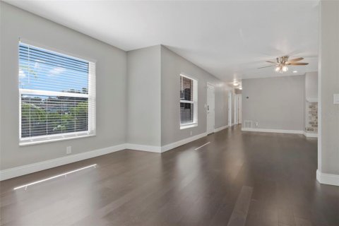 House in Brandon, Florida 4 bedrooms, 309.18 sq.m. № 2125073 - photo 4